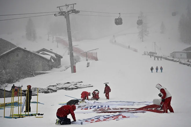V Val d&#39;Iseru te dni niso imeli sreče z vremenom, po moškem veleslalomu prejšnji konec tedna so morali odpovedati tudi obe ženski tekmi. FOTO: AFP