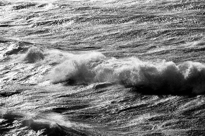 Ob obali močno dežuje, ponekod so tudi plohe z grmenjem. FOTO: Matej Družnik/Delo