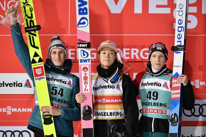 Peter Prevc je moral včeraj v Švici premoč prinati zgolj japonskemu zvezdniku Rjojuju Kobajašiju (na sredini). Najboljšima je družbo na zmagovalnem odru delal tretjeuvrščeni Avstrijec Jan Hörl (desno). FOTO: AFP