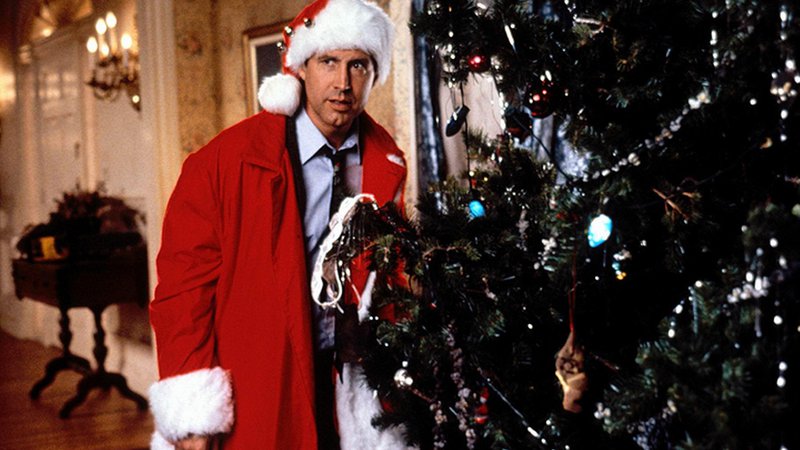Fotografija: Clark Griswold (Chevy Chase) se odloči, da bo za družino ustvaril najlepše božične praznike doslej, a se zaplete že pri izbiri božičnega drevesa ... FOTO: Promocijsko gradivo
