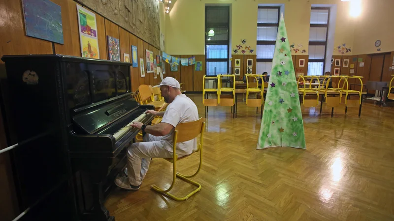 Fotografija: Vsak bi bil med prazniki raje z domačimi, stiske so lahko velike. FOTO: Tadej Regent