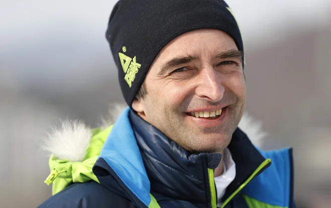 Franci Petek kljub muhastemu vremenu v Planici ni skrival dobre volje. FOTO: Matej Družnik/Delo