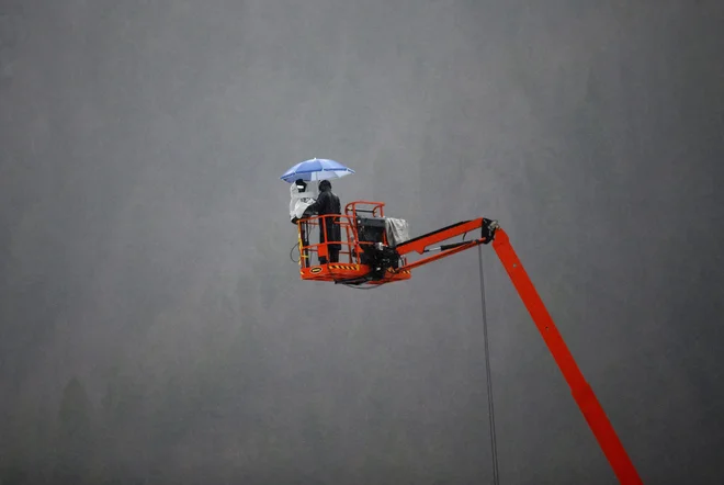 Ob sončnem koncu tedna bi se v Planici bržčas zbralo nekaj tisoč gledalcev, tekaški praznik pa je pokvarilo slabo vreme. FOTO: Roman Šipić/Delo