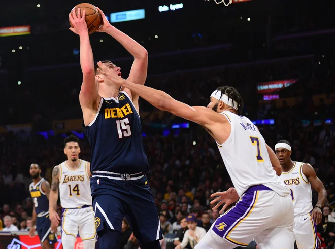 Nikola Jokić (z žogo) je prispeval viden delež k visoki zmagi moštva Denver Nuggets nad Los Angeles Lakers. FOTO: Usa Today Sports