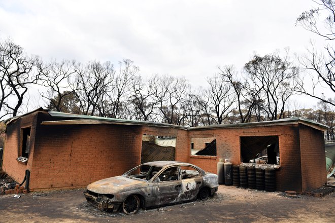 Od mesteca Balmoral 120 km od Sydneya je po požarih ostalo bore malo. Sam požarov ne povezuje s podnebnimi spremembami. FOTO: Stringer Via Reuters