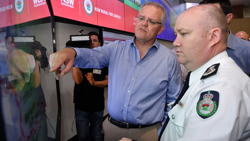 Fotografija:  Scott Morrison z vodstvom gasilcev Novega južnega Walesa v Sydneyu. FOTO: Stringer Reuters