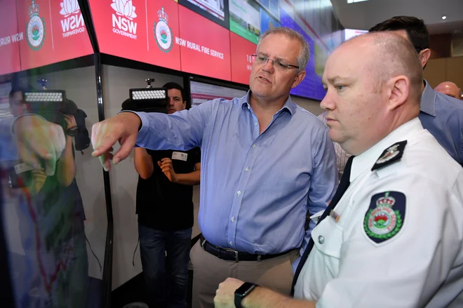 &nbsp;Scott Morrison z vodstvom gasilcev Novega južnega Walesa v Sydneyu. FOTO: Stringer Reuters