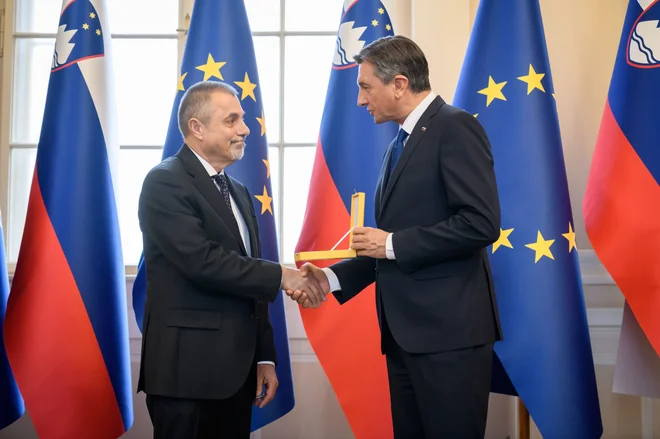 Dr. Peter Jambrek je zlati red prejel za izjemne zasluge in osebni prispevek k ustanovitvi slovenske države ter razvoju ustavnosti in ustavnopravne znanosti. FOTO: Nebojša Tejić/STA