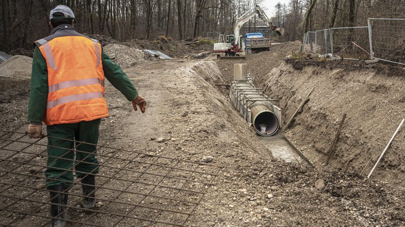 Fotografija: Gradnja povezovalnega kanalizacijskega kanala C0 ob Savi se kljub razprtijam in reviziji nadaljuje. FOTO: Voranc Vogel/Delo