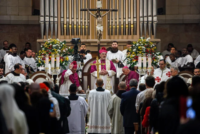 Nadškof je med drugim izrazil obžalovanje ob izgubljenih priložnostih ter pohvalil predvsem ljudi, ki se vsakodnevno zavzemajo za druge. FOTO: Musa Al Shaer/AFP