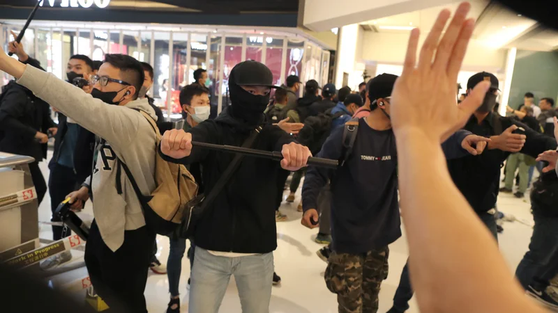 Fotografija: Hongkong že pol leta pretresajo protesti. FOTO: Reuters