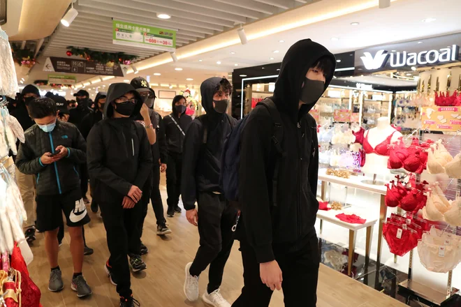 V torek je več tisoč v črno oblečenih protestnikov zavzelo ulice v nakupovalni četrti. FOTO: Reuters