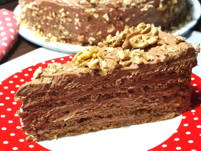 Torta je torej tudi sodobno brezglutenska z masleno jajčno kremo pa prava klasična torta. FOTO: Tanja Drinovec