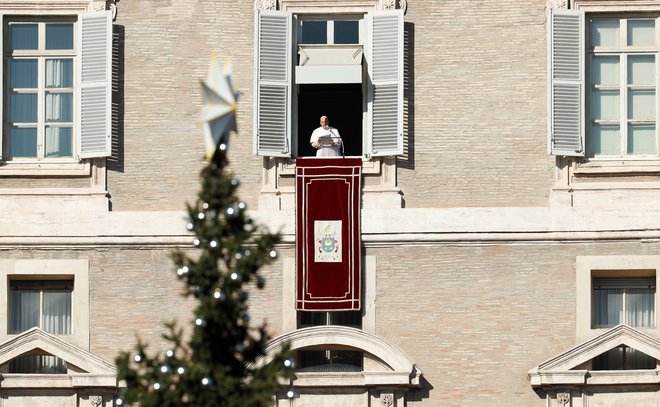 Katoliška cerkev 26. decembra obeležuje praznik svetega Štefana, ki so ga po izreku nekaj let po rojstvu Jezusa do smrti kamenjali. Zato velja za prvega krščanskega mučenca. FOTO: Reuters