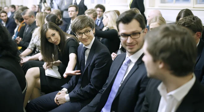 Nina Leskovec, direktorica fundacije Asef, s soprogom Juretom, izrednim profesorjem na Stanfordu, ter Miha Troha, vodja oddelka za energetiko v podjetju COMCOM na sprejemu pri predsedniku republike. FOTO: Blaž Samec/Delo