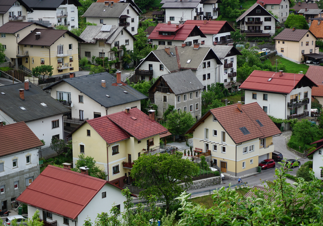 Tipična rudarska hiša izstopa že na daleč. FOTO: Društvo Idrija 2020