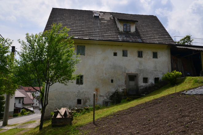 Idrijska rudarska hiša je vrsta arhitekturne gradnje, značilna le za naše najstarejše rudarsko mesto. FOTO: KD prostoRož