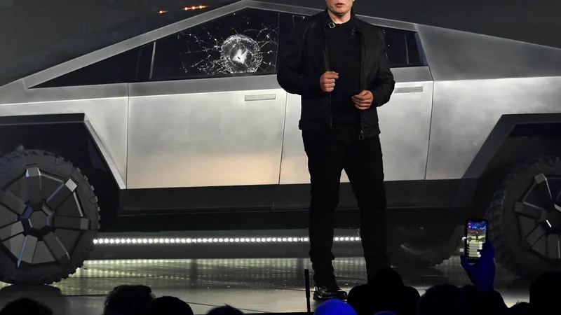 Fotografija: Zvezda Elona Muska in Tesle še kar sije. Podjetje je sicer še vedno na poti k pravemu dobičku, a mu marsikdo priznava pionirstvo pri električnem pogonu. Musk je letos občinstvo navdušil z odbitim električnim poltovornjakom. FOTO: Reuters