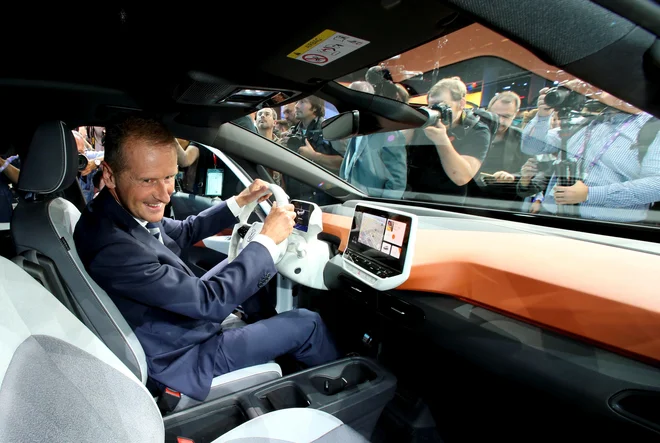 Herbert Diess je eden bolj izstopajočih avtomobilskih direktorjev – tudi zato, ker Volkswagen, ki še danes odpravlja posledice dizelske afere, prihodnost vidi predvsem v električnih avtomobilih, kot je I.D.3. FOTO: Reuters
