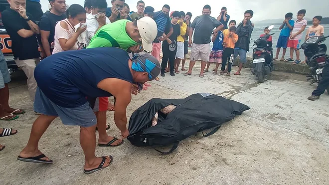Tajfun Phanfone, ki je na božič prizadel Filipine, je po zadnjih podatkih zahteval najmanj 28 smrtnih žrtev. FOTO: Afp