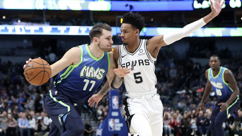 Fotografija: Luka Dončić se je po štirih tekmah prisilnega počitka zaradi poškodbe gležnja vrnil v velikem slogu ob zmagi Dallasa nad San Antoniom. FOTO: USA Today Sports