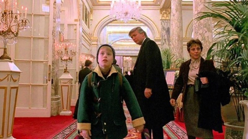 Fotografija: Trump si je vlogo v filmuprislužil kot takratni lastnik hotela Plaza, kamor se, potem ko se po pomoti znajde v velikem mestu, zateče navihani protagonist Kevin McCallister. Foto: YouTube