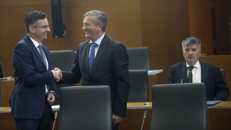 Fotografija: Karl Erjavec se pravi, da se bosta morala s predsednikom vlade Marjanom Šarcem po kongresu Desusa pogovoriti. FOTO: Blaž Samec/Delo
