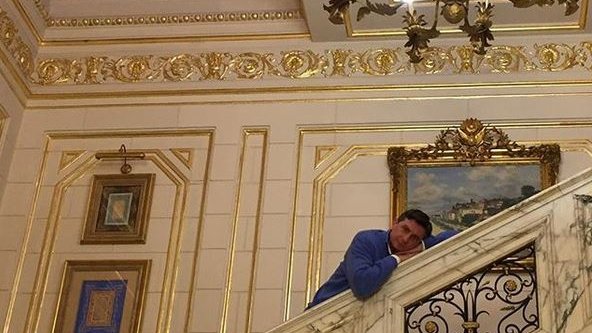 Fotografija: V letnem poročilu o svojem delu je predsednik države spomnil, da je držal svojo obljubo in Ilki Štuhec, ki je februarja ubranila naslov svetovne prvakinje v smuku, 2. aprila opral avto. Takole pa se je fotoaparatu nastavil ves melanholično domotožen med obiskom Egipta pred dvema letoma. FOTO: instagram