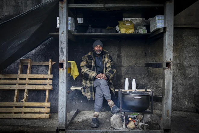 Pregled nad vsem ima možak v posebni kolibi tik ob kuhinji. Sestavljena je iz kovinskih drogov, notri ima klopco in zraven majhno ognjišče za kuhanje čaja. FOTO: Matej Družnik