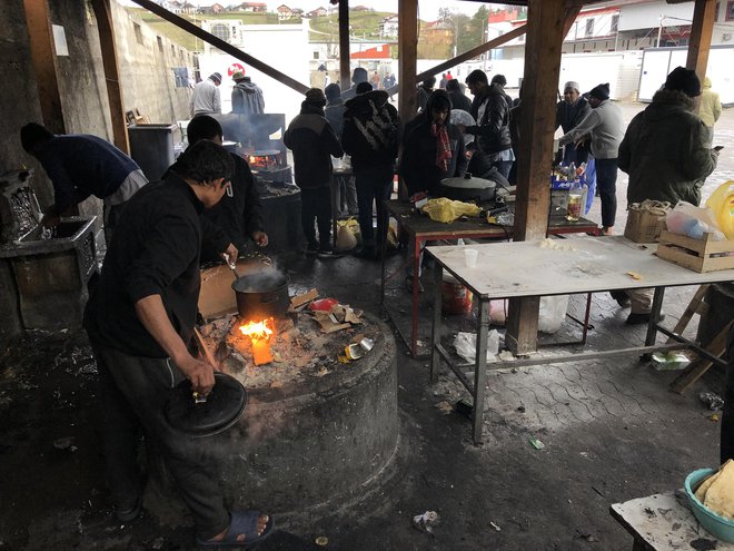 Poleg boljše hrane je odprta kuhinja pomembnejša zaradi dnevne rutine, da ima njihovo vsakodnevno življenje v migrantskem centru vsaj nekaj smisla. FOTO: Aljaž Vrabec