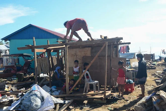 Phanfone je imel podobno pot kot tajfun Haiyan, doslej najbolj smrtonosen v zgodovini Filipinov. FOTO: Afp