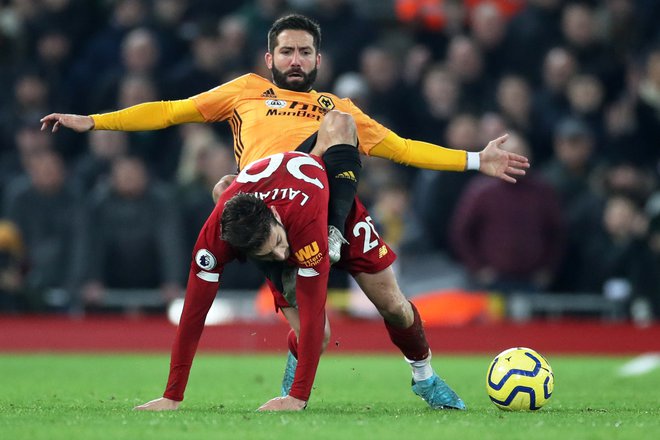 Portugalski veteran pri Wolverhamptonu Joao Moutinho je tudi proti Liverpoolu odlično povezoval igro, a rdeči so bili srečnejši zaradi odlične podaje Adama Lalane (spredaj) za strelca Sadia Maneja. FOTO: Reuters