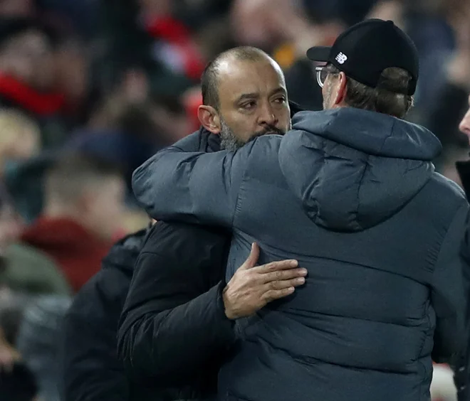 Jürgen Klopp (desno) je z vidnim olajšanjem čestital kolegu Nuno Espiritu Santu. FOTO: Reuters