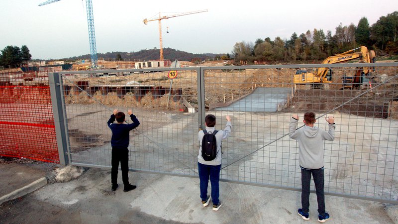 Fotografija: Trenutno največjo stanovanjsko sosesko Novo Brdo je republiški sklad začel graditi oktobra, dokončali naj bi jo leta 2021. FOTO: Roman Šipić/Delo