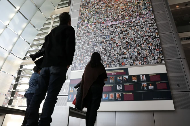 Muzej, ki je skušal prikazati sodobno zgodovino skozi oči novinarjev, je med drugim vsak dan prikazoval naslovnice 1000 časopisov z vsega sveta. FOTO: Jonathan Ernst/Reuters
