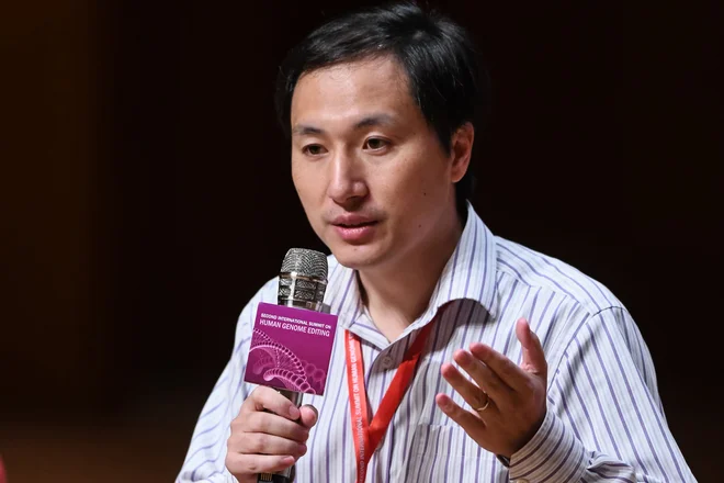 He Jiankui je bil obsojen zaradi &raquo;nezakonitega spreminjanja genov človeškega zarodka v reproduktivne namene&laquo;. FOTO: Anthony Wallace/AFP