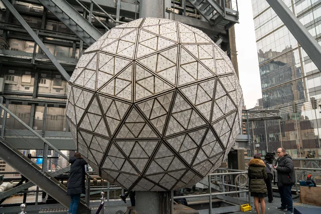 Točno ob 23.59 po newyorškem času se bo začela proti Times Squaru spuščati tudi najbolj znana kristalna krogla na svetu.<br />
Foto AFP