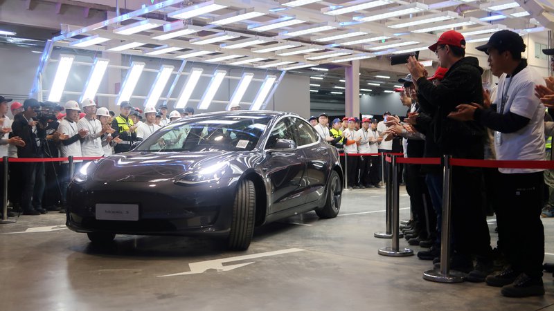Fotografija: Na slovesnosti v novi tovarni so prve Tesle model 3 predali svojim zaposlenim. FOTO: Sun Yilei /Reuters