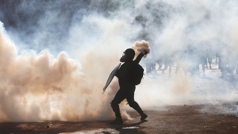 Fotografija: Protestniki v Čilu že tedne vztrajajo na ulicah. FOTO: Ivan Alvarado/Reuters