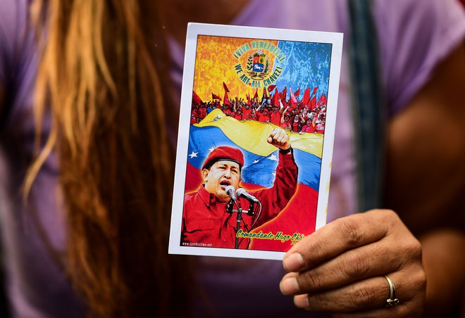 Po smrti Huga Cháveza (na razglednici) je vodenje Venezuele prevzel Nicolás Maduro. FOTO: Ronaldo Schemidt/AFP