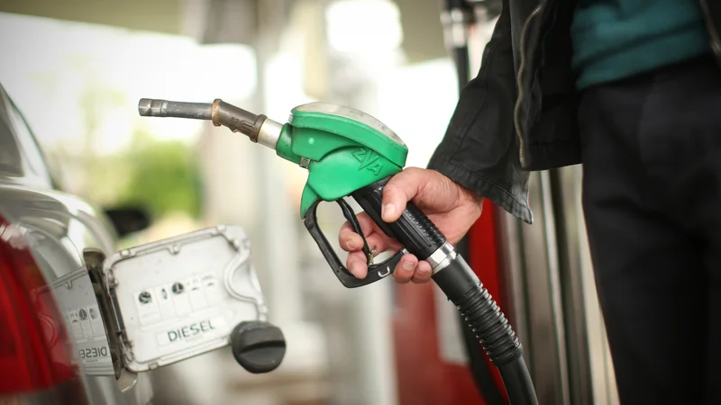 Liter 95-oktanskega bencina se bo na bencinskih servisih zunaj omrežja avtocest in hitrih cest opolnoči podražil za 1,6 centa na 1,298 evra, cena za liter dizelskega goriva pa se bo zvišala za 2,9 centa na 1,286 evra. FOTO: Jure Eržen/delo