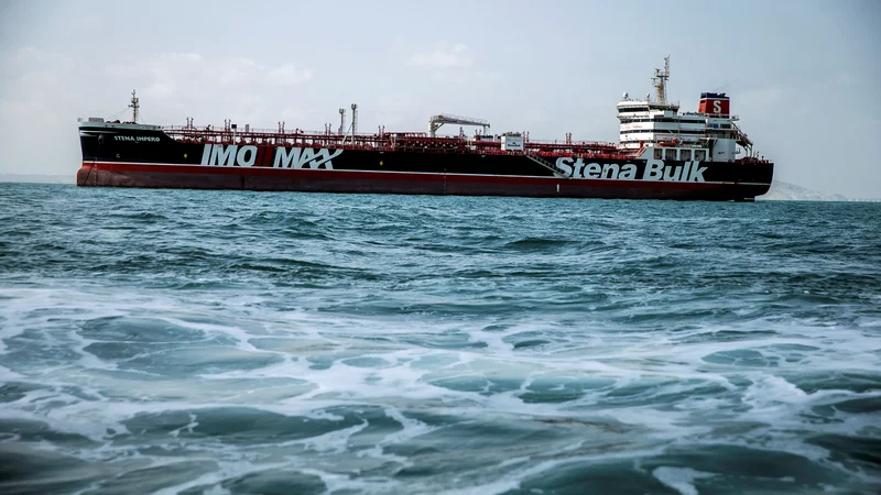 Fotografija: 19. julija je iranska revolucionarna garda zaplenila tanker Stena Impero, ki je plul pod britansko zastavo, ker naj bi domnevno trčil v ribiško ladjo. Dva meseca kasneje so ladjo izpustili. FOTO: Wana News Agency/Reuters