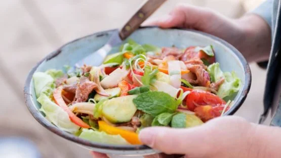 Zmešamo še omako vinaigrette tako, da vse sestavine za omako zmešamo. Polijemo jo čez solato in postrežemo. Foto: Shutterstock