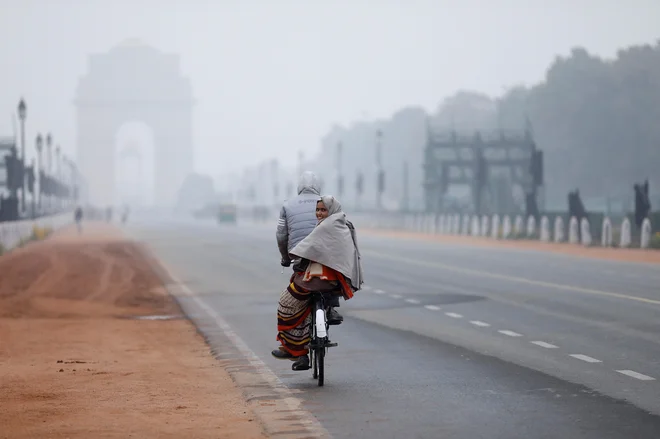 Prebivalci se pogosto zgolj ogrnejo v šal ali oblečejo debel pulover. FOTO: Anushree Fadnavis/Reuters