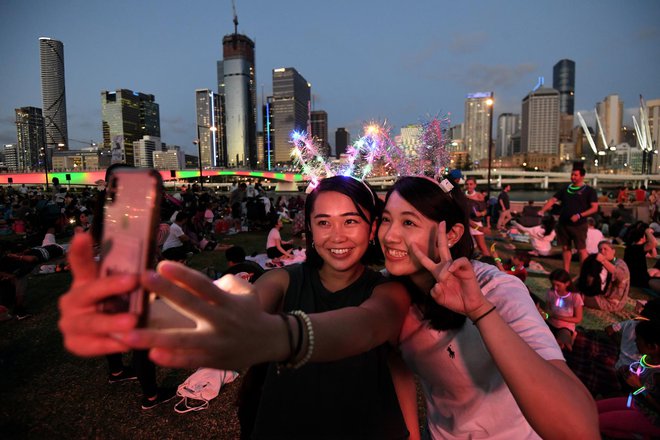 Ljudje se veselijo leta 2020. FOTO: Stringer via Reuters