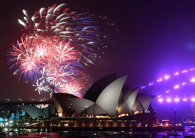 V Sydneyju tudi letos niso mogli brez značilnega ognjemeta. FOTO: Stringer Reuters