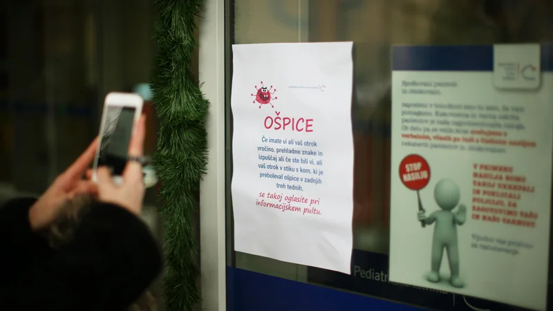 Fotografija: Na infekcijski kliniki UKC Ljubljana v zadnjem tednu niso obravnavali novih primerov z ošpicami. Je pa na kliniki ena oseba že več kot teden dni hospitalizirana in hudo bolna. FOTO: Jure Eržen/Delo