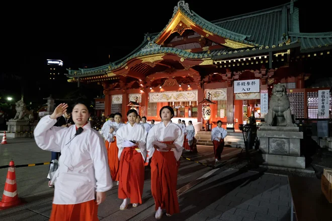 Japonke se pripravljajo na novoletno molitev v templju Kanda Myojin v Tokiu. V prvih dneh novega leta Japonci tradicionalno obiskujejo svetišča, kjer molijo za srečo svojih družin. FOTO: Kazuhiro Nogi/AFP