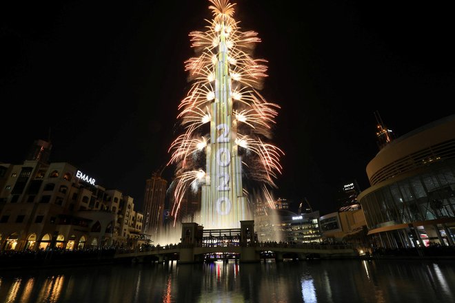 Osrednja atrakcija skoka v novo leto v Dubaju je vselej ognjemet s stolpnice Burdž Kalifa. FOTO: Christopher Pike/Reuters