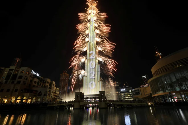 Osrednja atrakcija skoka v novo leto v Dubaju je vselej ognjemet s stolpnice Burdž Kalifa. FOTO: Christopher Pike/Reuters